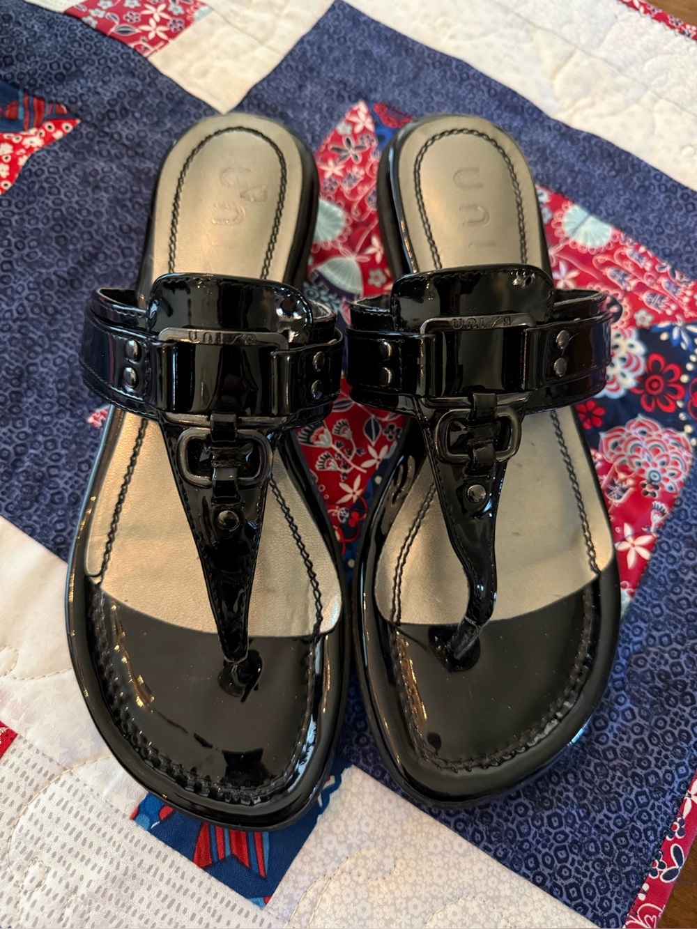 Unisa Black Patent Thong Sandals - Sleek Women’s Slide 8.5
